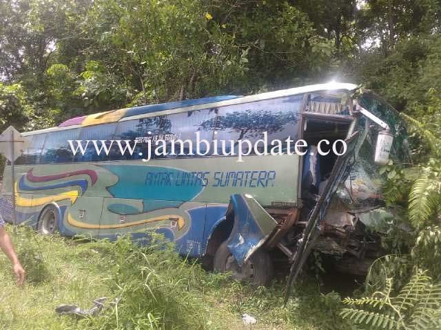 Bus ALS yang terlibat kecelakaan di Merangin